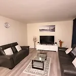 Home Away From Home - 6 Bedroom Fantastic Bungalow