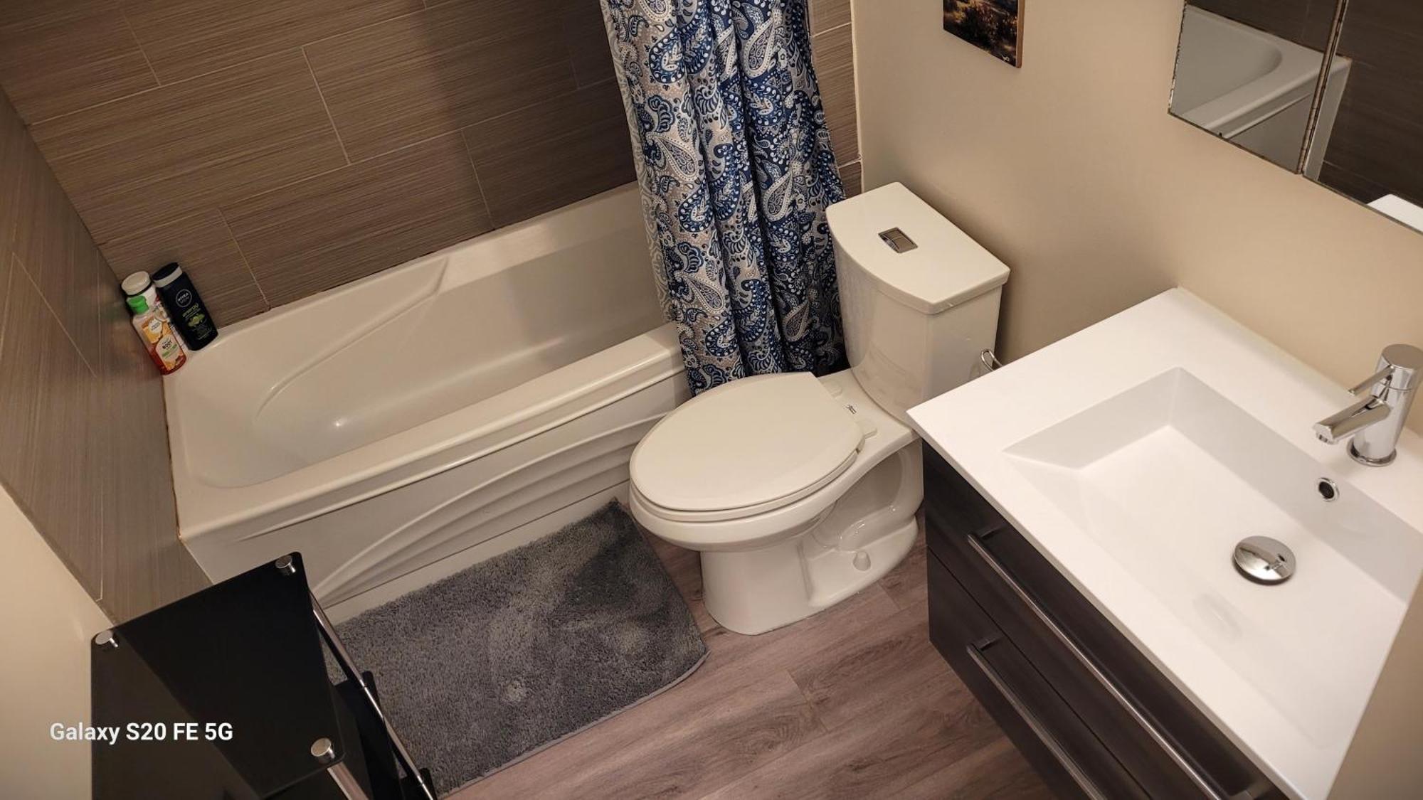 Away From - 6 Bedroom Fantastic Winnipeg