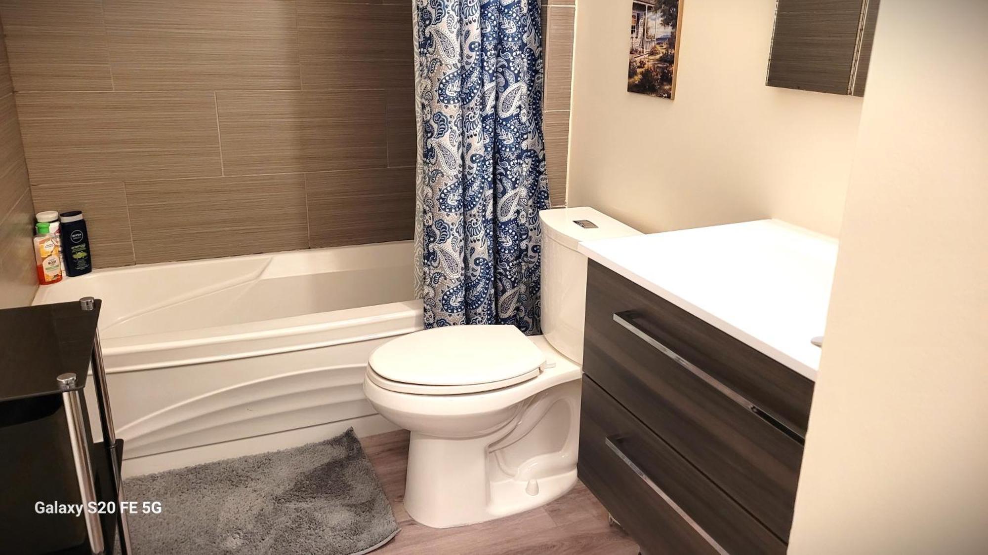 Away From - 6 Bedroom Fantastic * Winnipeg